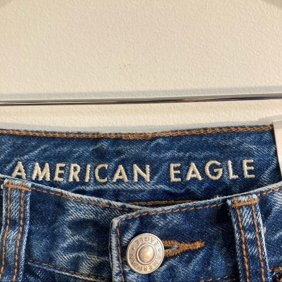 AMERICAN EAGLE Sz 4 Relaxed Mom High Rise Classic Medium Wash  Jeans NWT - Picture 2 of 11